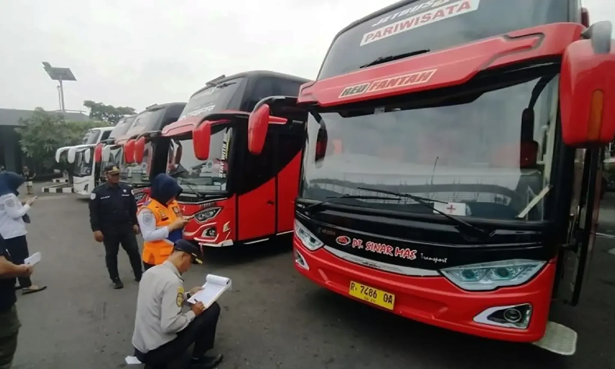 <p>Bukan Mobil Rental, Kemensetneg Siapkan Bus Untuk Tamu Undangan Upacara Di IKN</p>