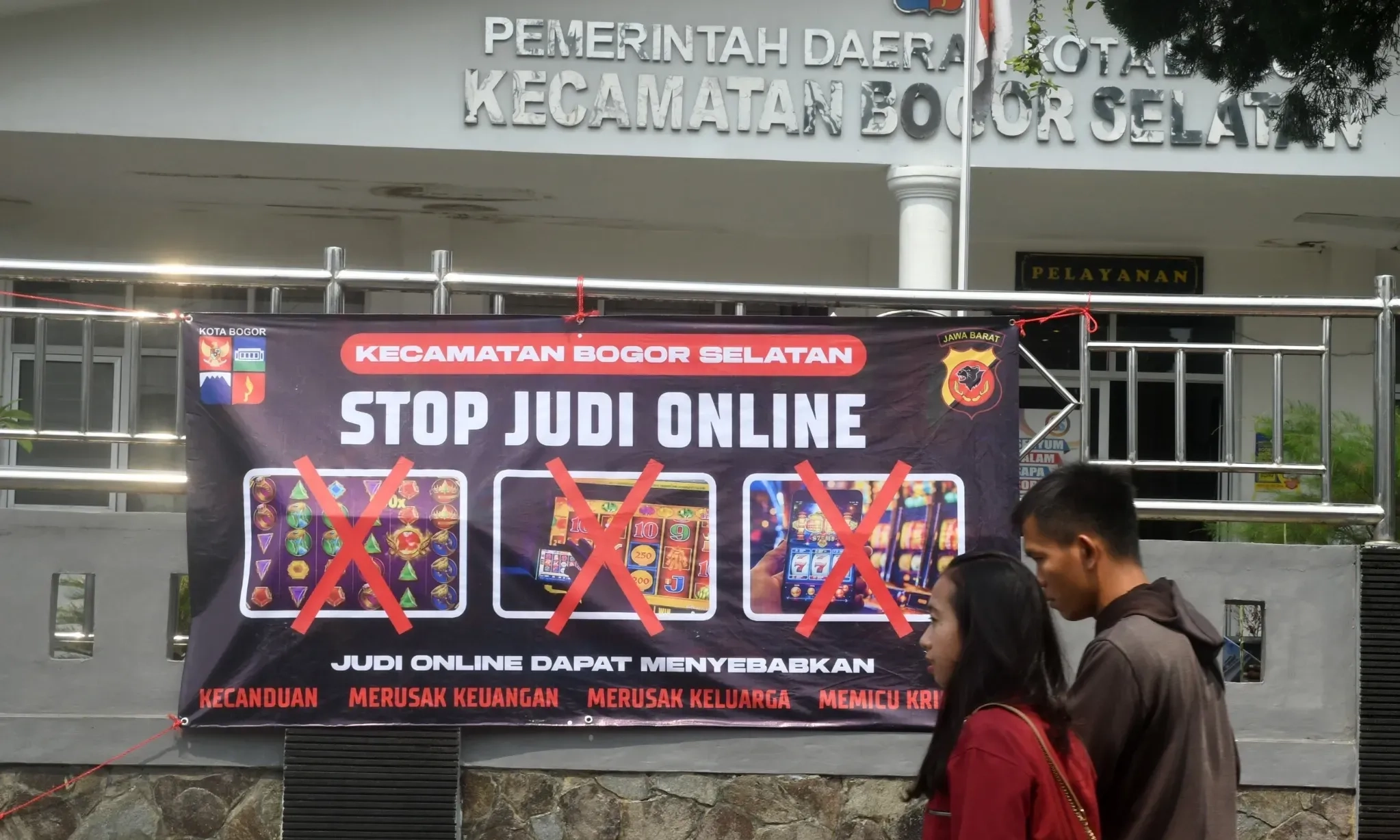 <p>OJK: Pemilik Rekening Judi&nbsp;<em id="isPasted">Online</em> Bisa Masuk Daftar Hitam Di LJK</p>