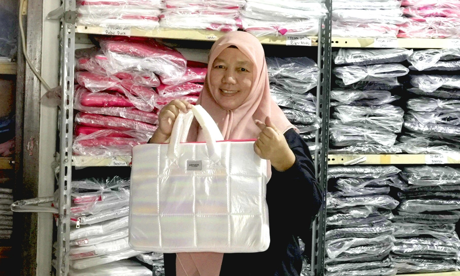 <p id="isPasted">Ibu 54 Tahun Mulai Bisnis Tas, Kini 50% Penjualan Ekspor Ke Malaysia Hingga Meksiko</p>