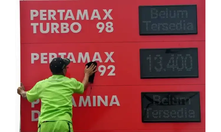 <p>Tok! Pertamina Naikkan Harga Pertamax</p>