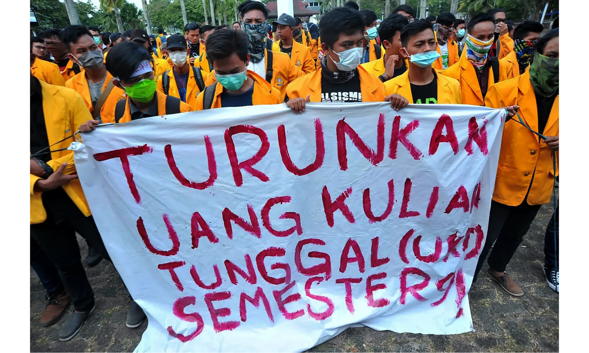 <p>Celios: Ekonomi Kelas Menengah Kini Terjerat Tingginya Biaya Pendidikan</p>