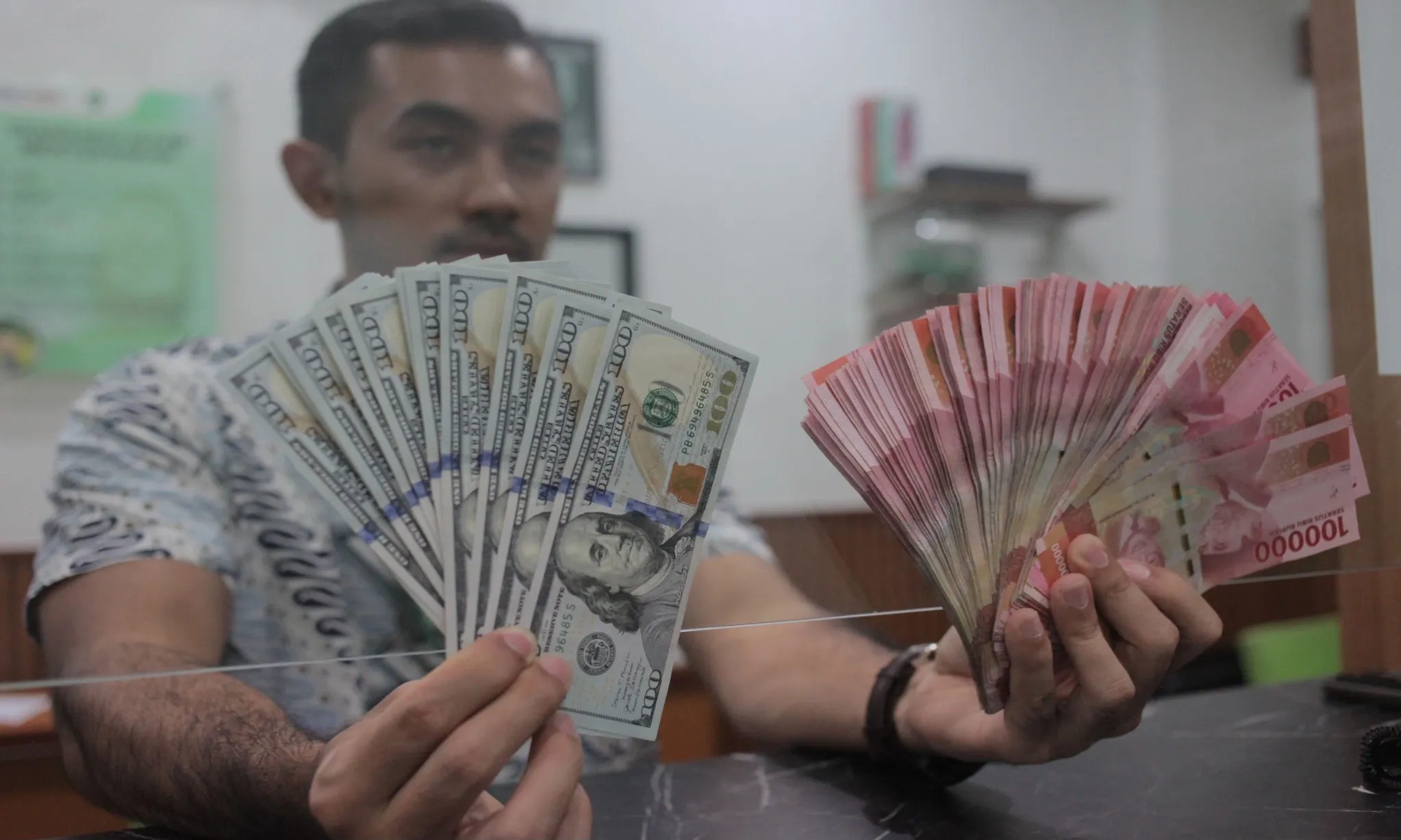 <p id="isPasted">Danamon Ramal Rupiah Bisa Sentuh 15.800-an Hingga Akhir Tahun</p>