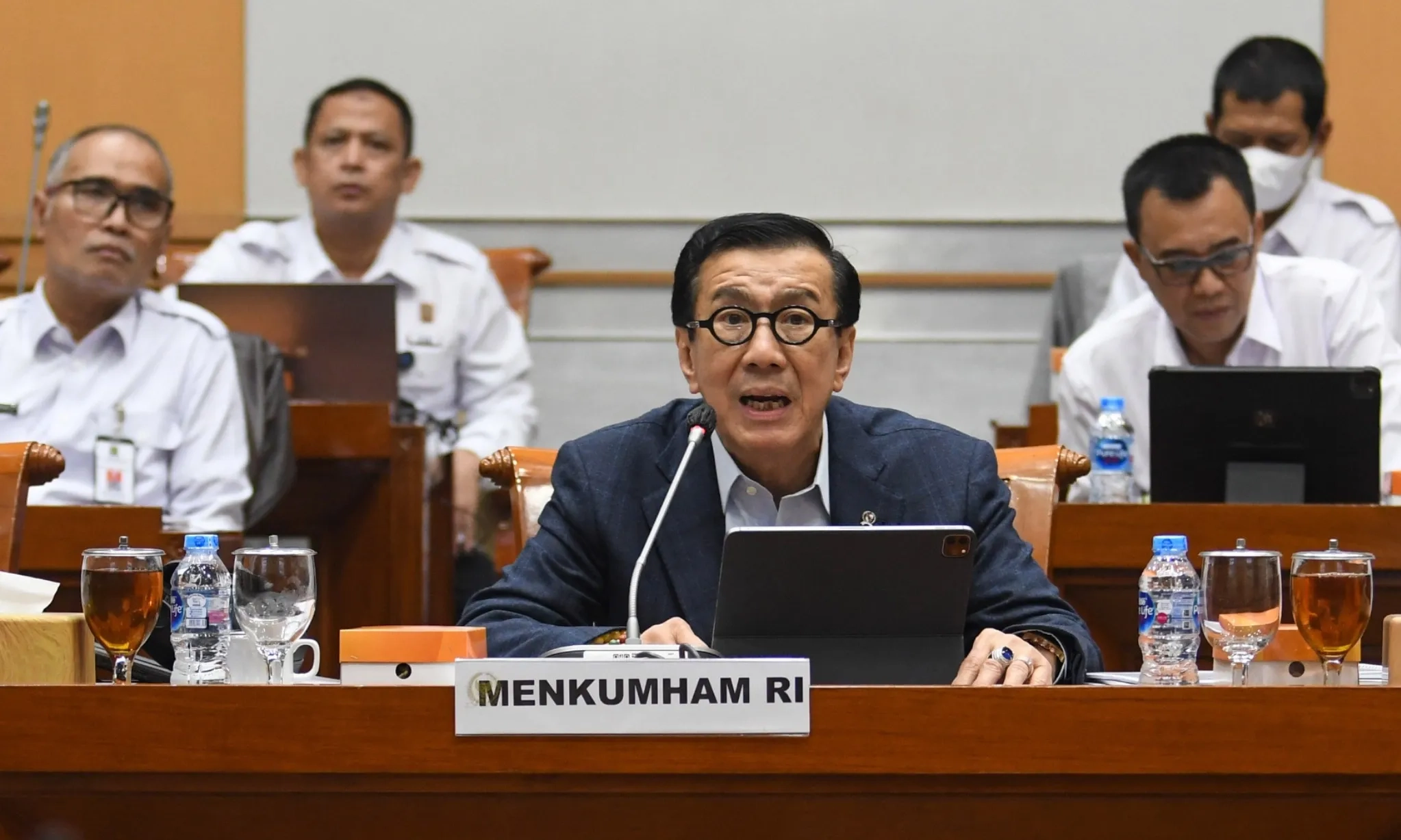 <p>Yassona Soal Isu <em>Reshuffle</em>: <em id="isPasted">I am More Than Ready, </em>Kita Tunggu Lusa</p>