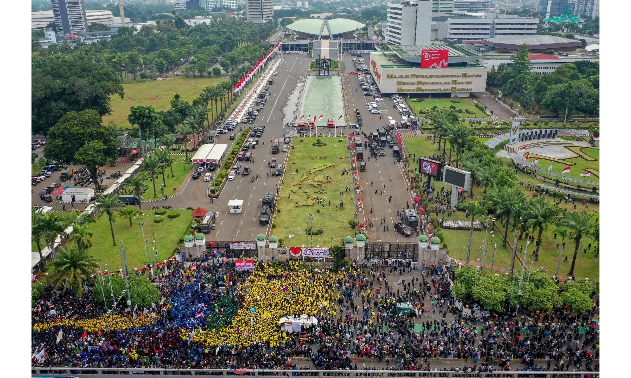 <p>DPR-Pemerintah Sepakat Jalankan Putusan MK Di Pilkada 2024</p>