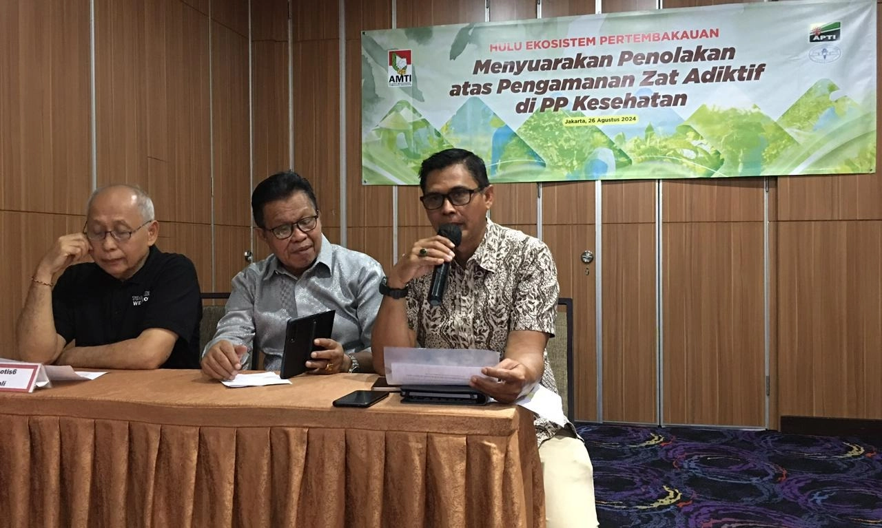 <p>Petani Tembakau Dan Cengkeh Tolak Pasal Pengamanan Zat Adiktif Di PP Kesehatan</p>