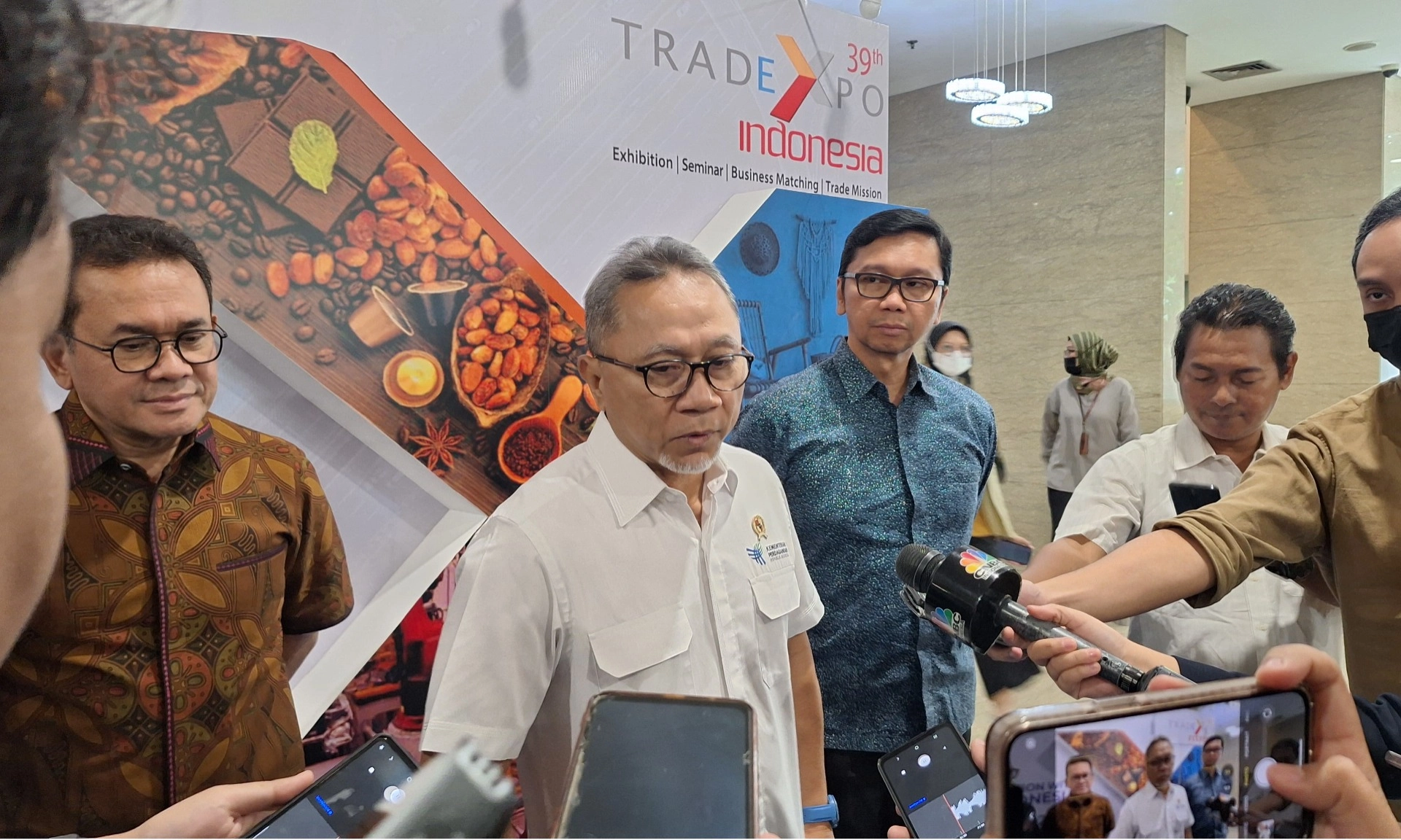 <p id="isPasted">Terjegal EUDR, Zulhas Tak Khawatir Ekspor CPO Ditolak Di Eropa</p>