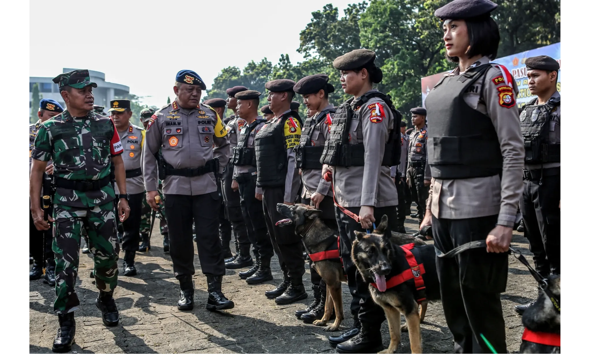 <p>TNI-Polri Kerahkan 9.030 Personel Untuk Pengamanan Paus Fransiskus</p>
