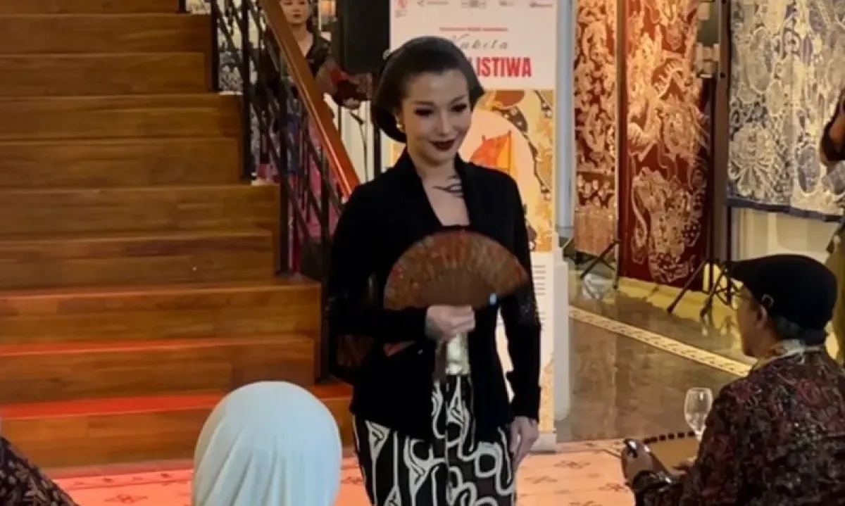 <p id="isPasted">Batik Diyakini Akan Terus Eksis Dari Generasi Ke Generasi</p><p>&nbsp;</p>