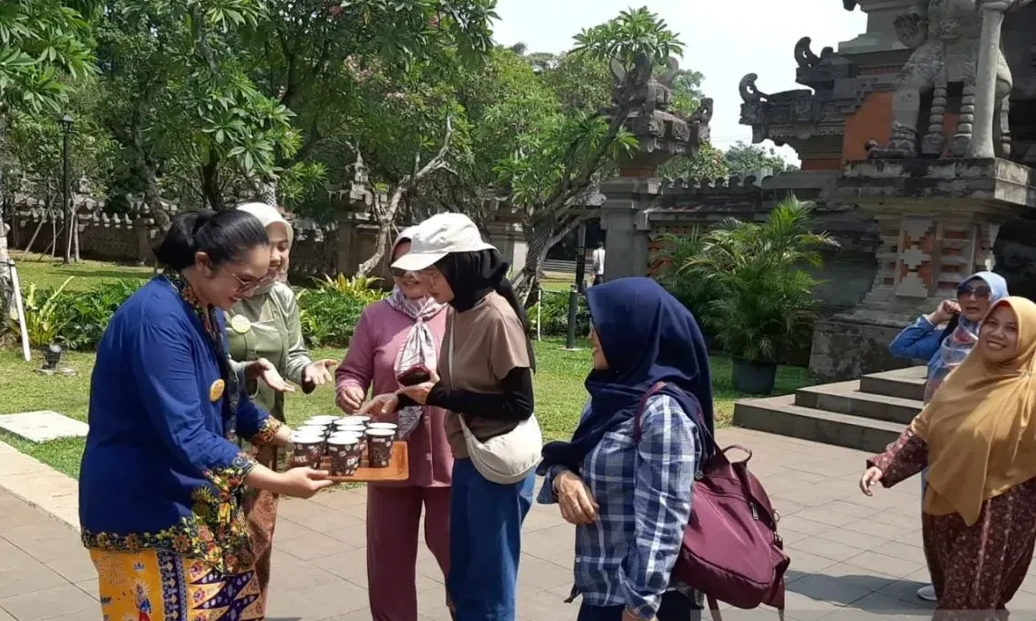 <p id="isPasted">Hari Pelanggan Nasional, TMII Gelar Diskon Dan Promo Menarik</p>