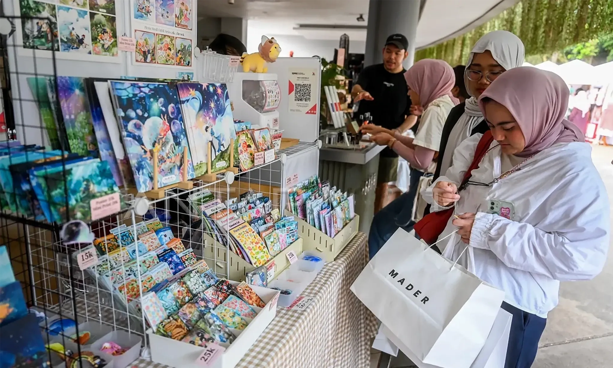 <p id="isPasted">MenKopUKM: Daya Beli Masyarakat Anjlok, Omzet UMKM Ikut Turun&nbsp;</p>