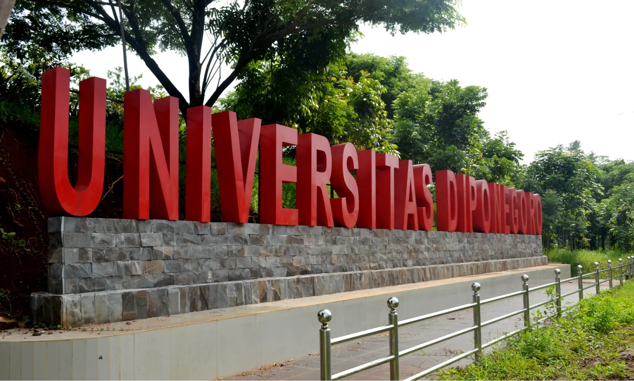 <p>Rektor Undip Minta Perdebatan Kematian Mahasiswi PPDS Dihentikan</p>