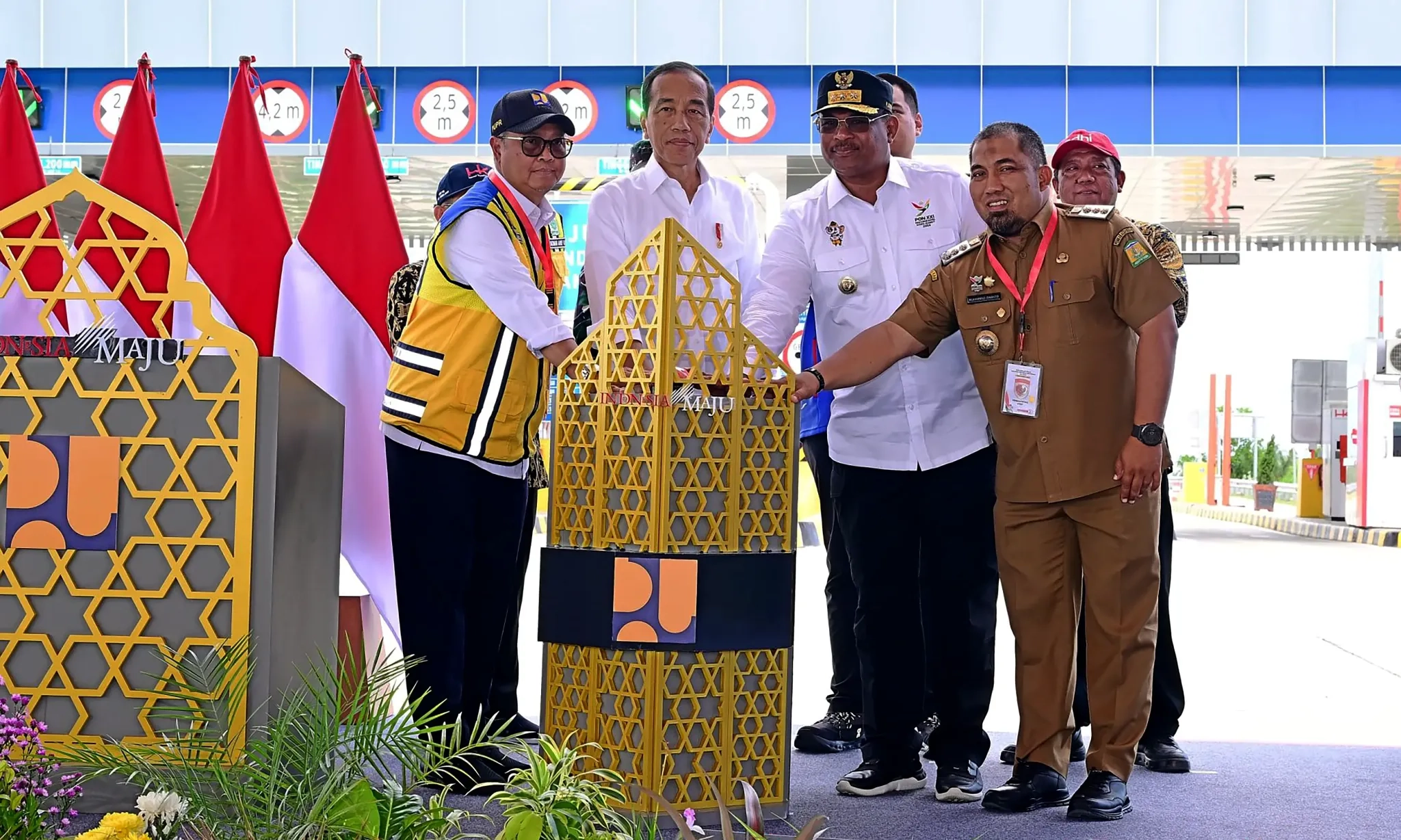 <p>Jokowi Resmikan 4 Ruas Jalan Tol Sigli-Banda Aceh Senilai Rp13,5 Triliun</p>