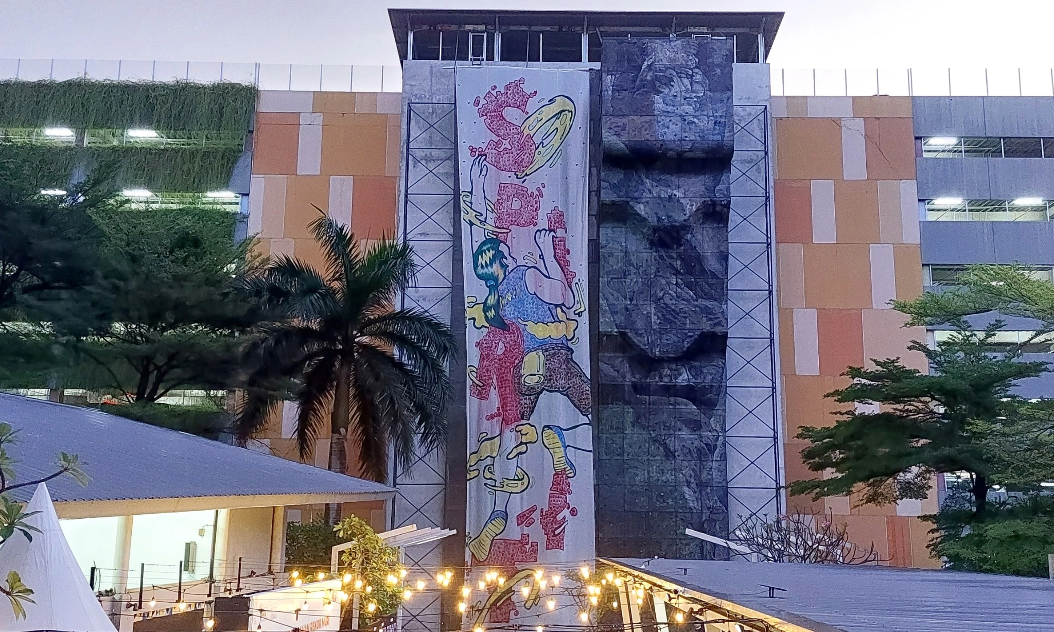 <p>Binus Catat Rekor Muri Dengan Karya Seni Terpanjang Pada Wall Climbing</p>