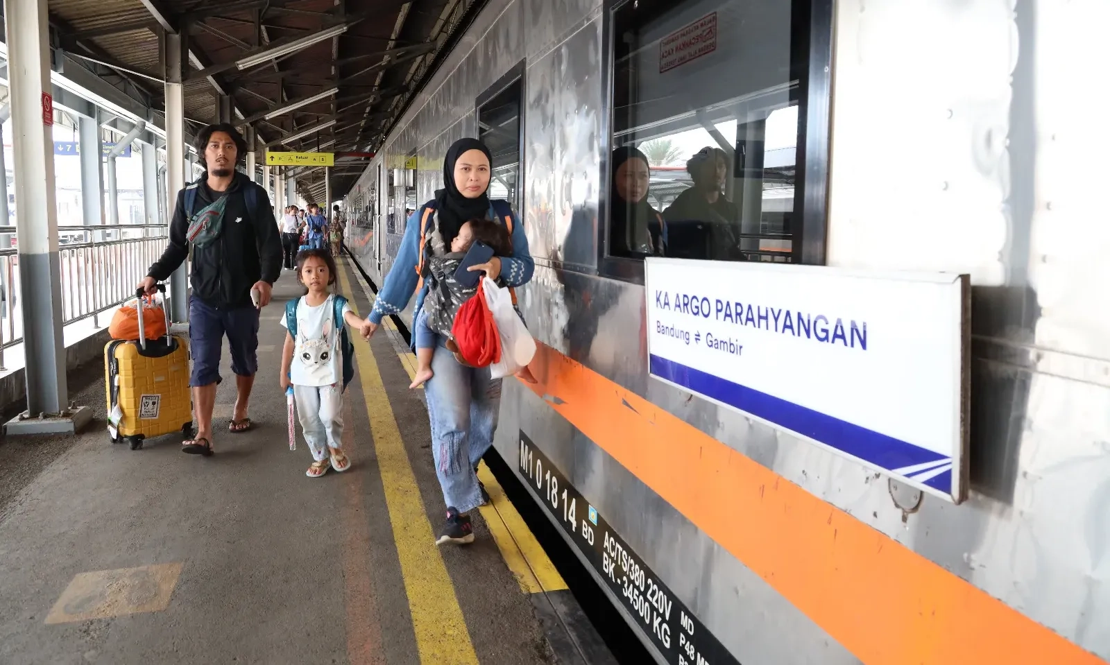 <p>Perjalanan 11 Kereta Sempat Terganggu Akibat Gempa Di Bandung</p>
