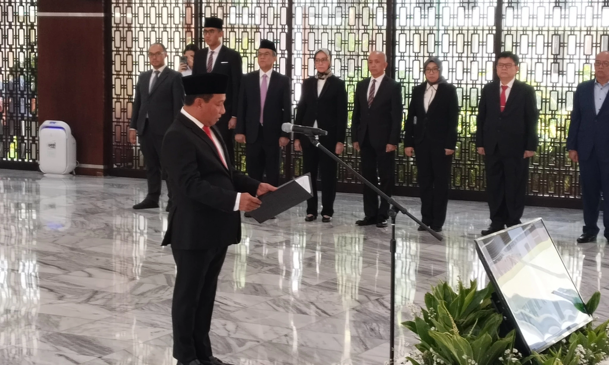 <p id="isPasted">Bahlil Ingatkan Tugas Berat Bagi Pejabat Di Kementerian ESDM</p>