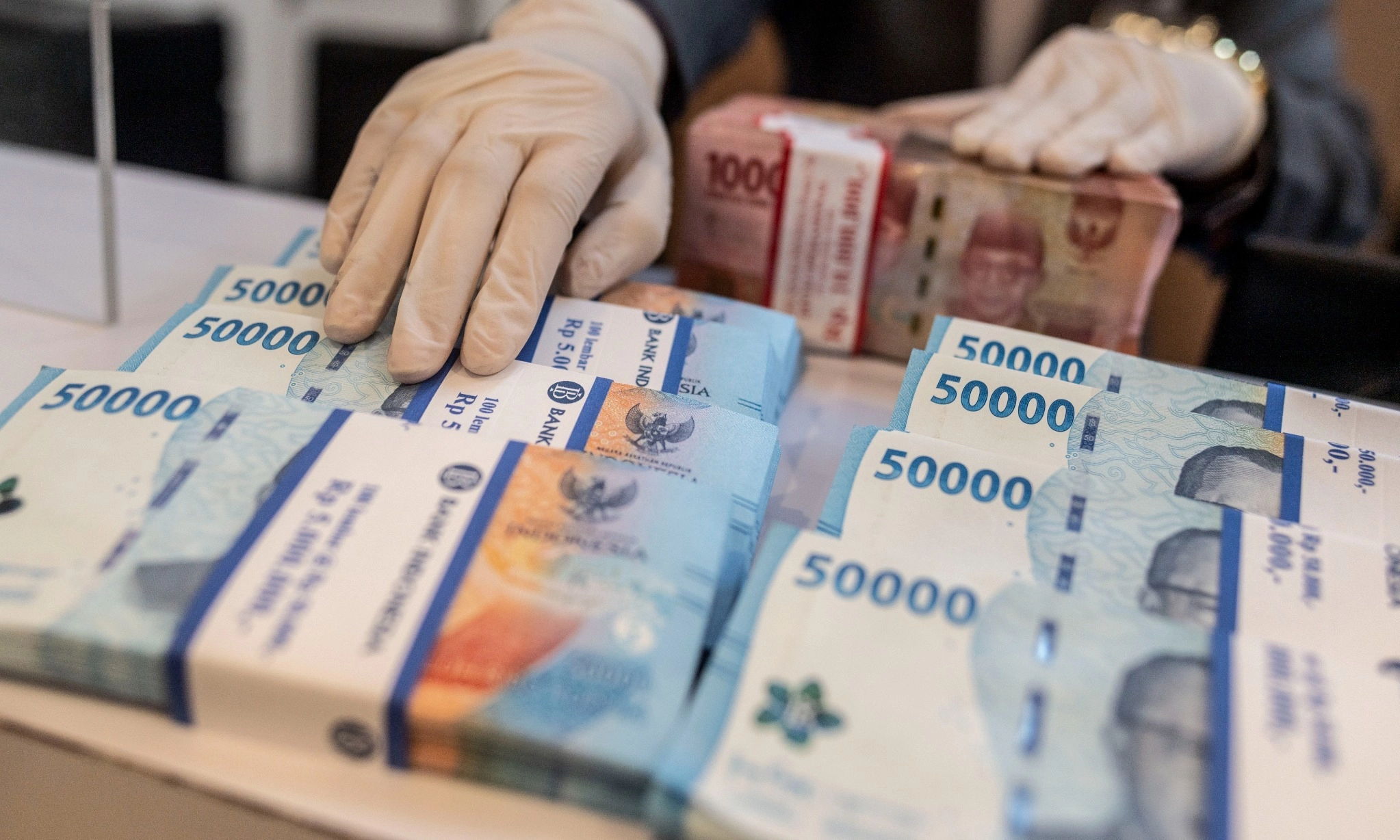 <p>Ekonom Ramal Efek Penurunan Suku Bunga Baru Terasa 6 Bulan</p>