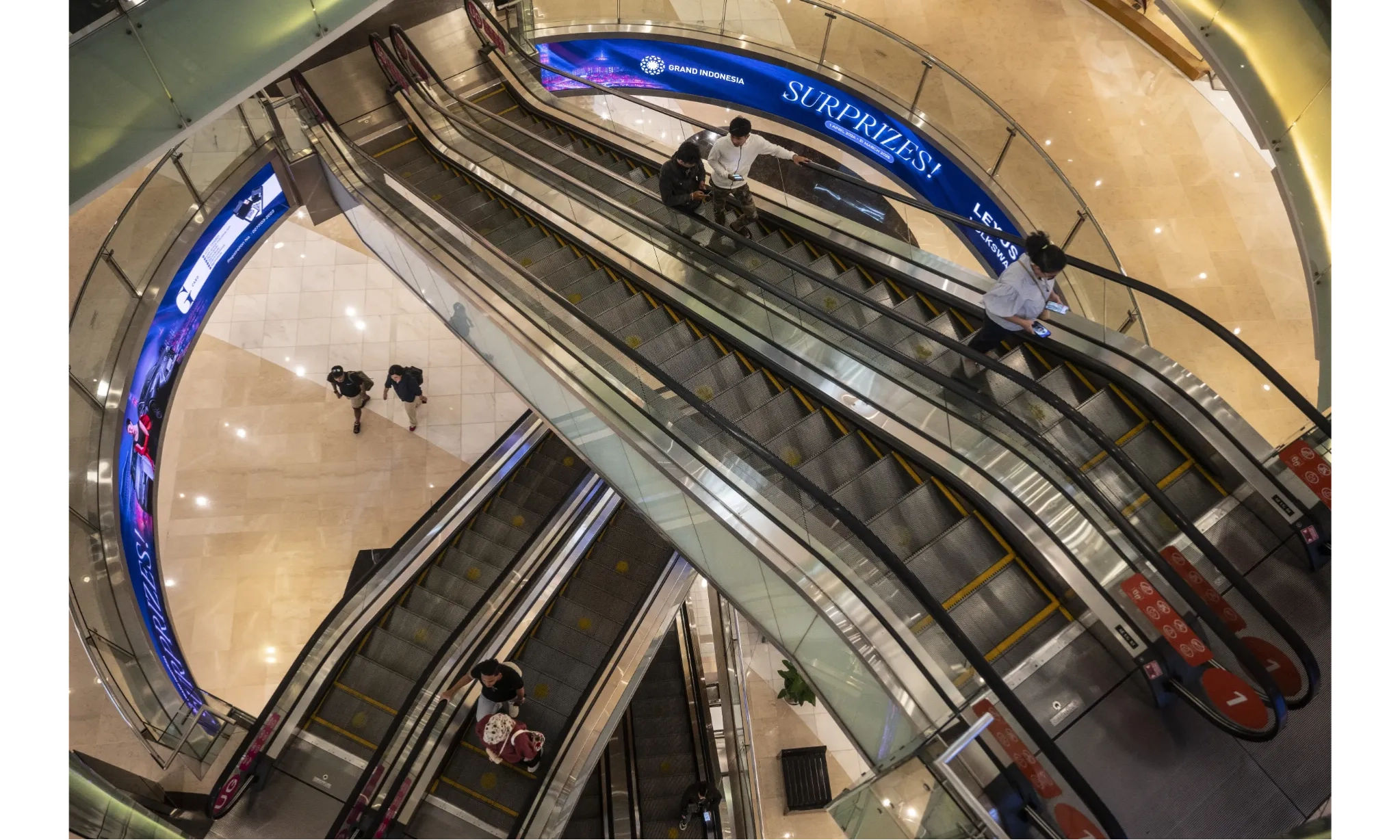 <p>Daya Beli Turun dan Kelas Menengah Anjlok, Ritel Mulai Ditinggalkan?</p>