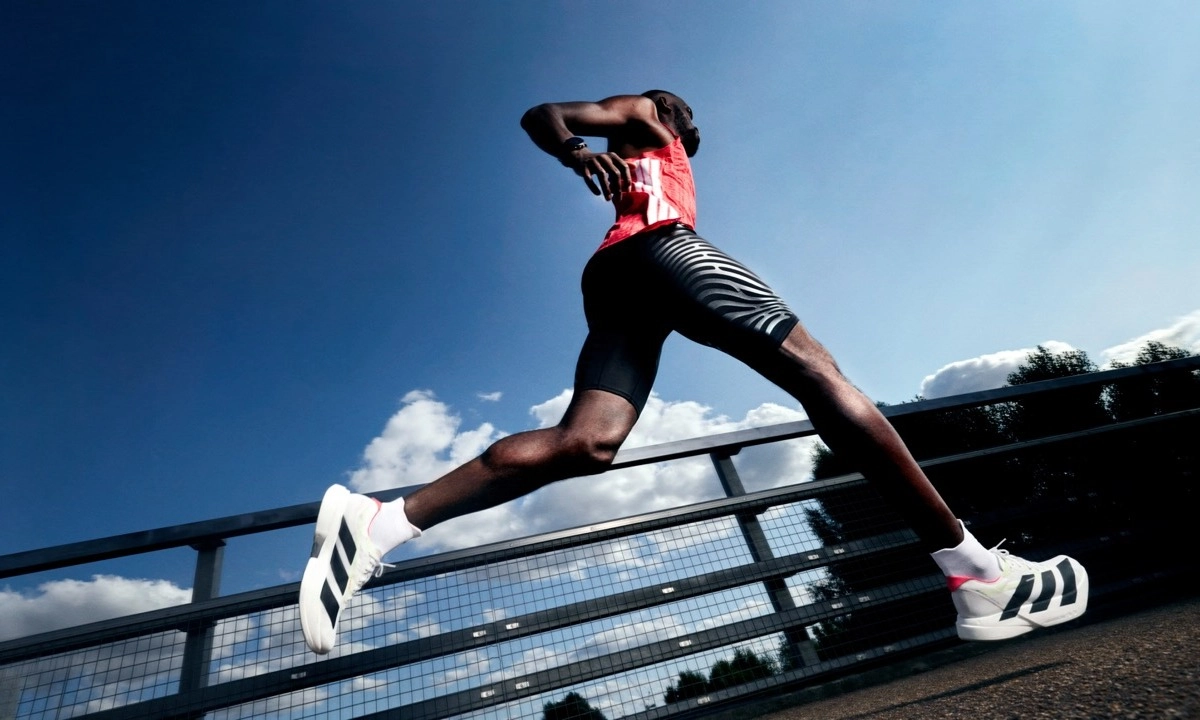 <p>Adidas Rilis Sepatu Pencetak Rekor Baru Adizero Adios Pro 4</p>