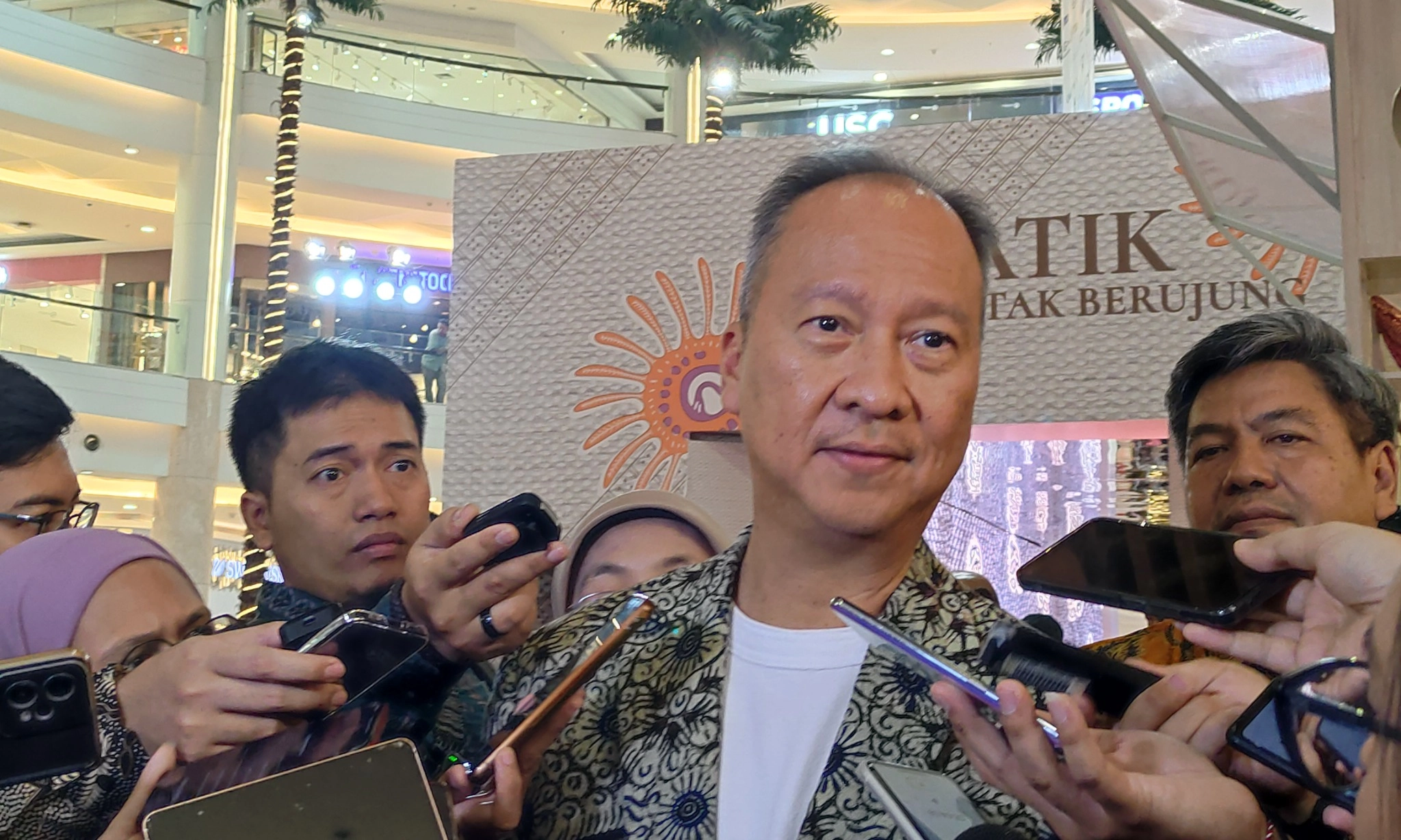 <p id="isPasted">Menperin Akui Industri Batik Lesu Karena Serbuan Produk Impor</p>