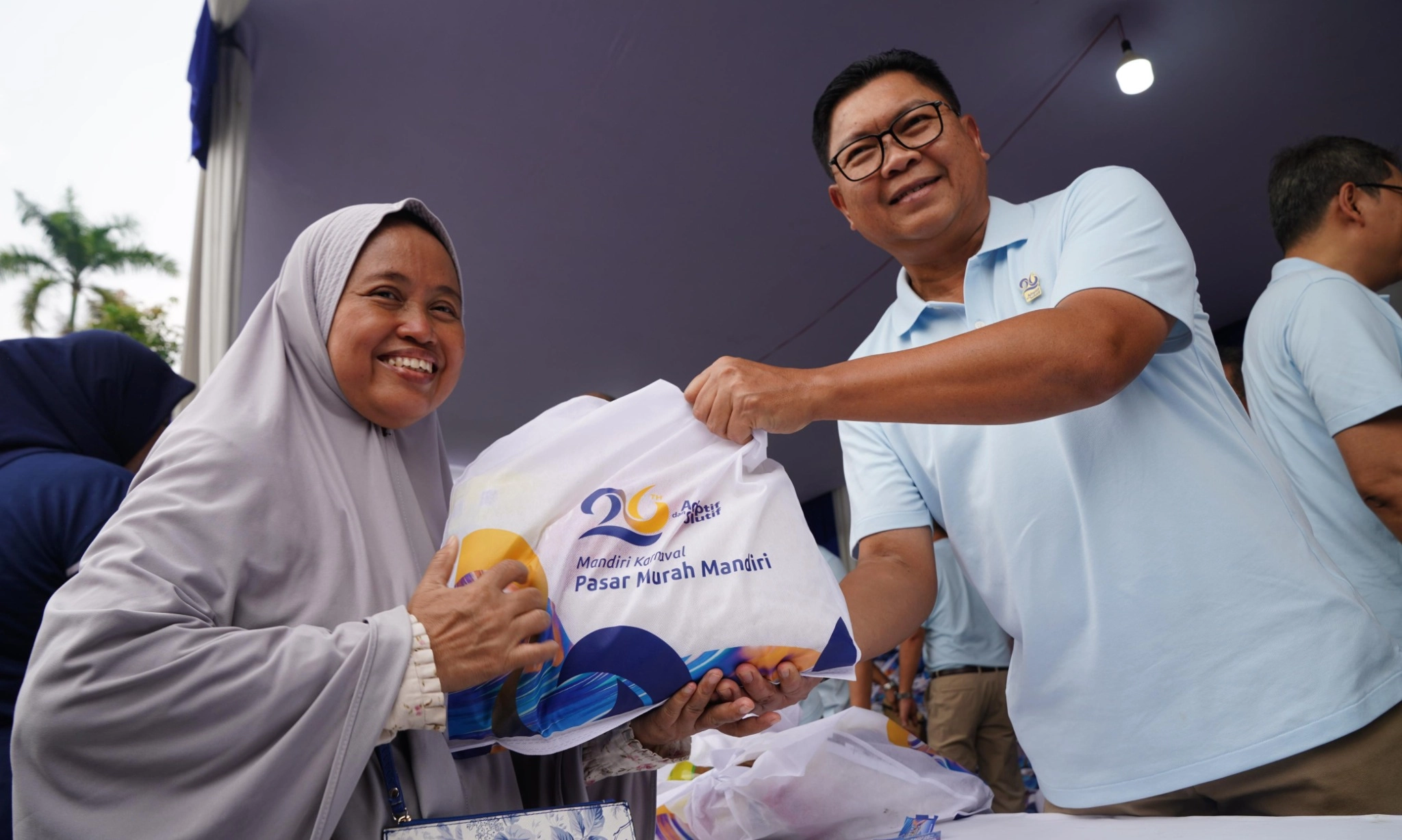 <p id="isPasted">Capai 85,87% Dari Target, Bank Mandiri Salurkan KUR Rp33,20 T</p>