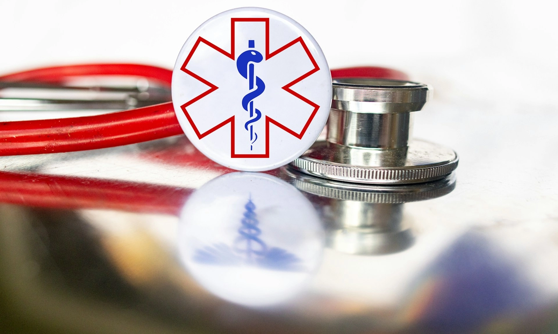 <p>Menelusur Asal-Usul Lambang Medis Yang Diwakilkan Ular Dan Tongkat</p>