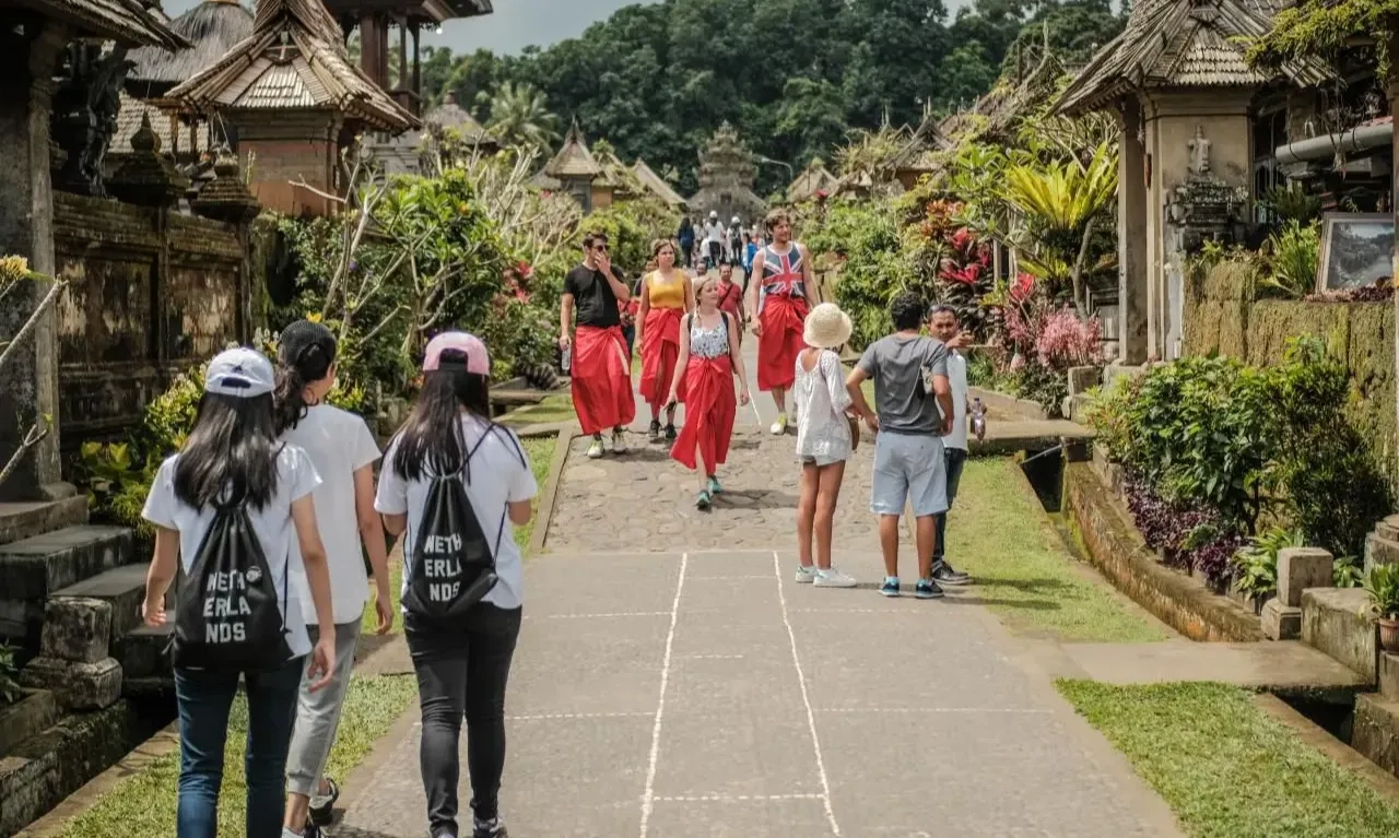 <p id="isPasted">Indonesia Tawarkan Investasi Parekraf Hijau Bali Ke Singapura</p>