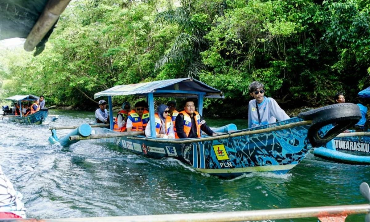 <p>Perahu Listrik, Praktik Wisata Berkelanjutan Di Green Canyon Pangandaran</p>