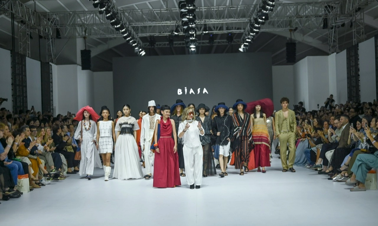 <p>Rhapsody, Koleksi Perayaan 30 Tahun Biasa &nbsp;</p>