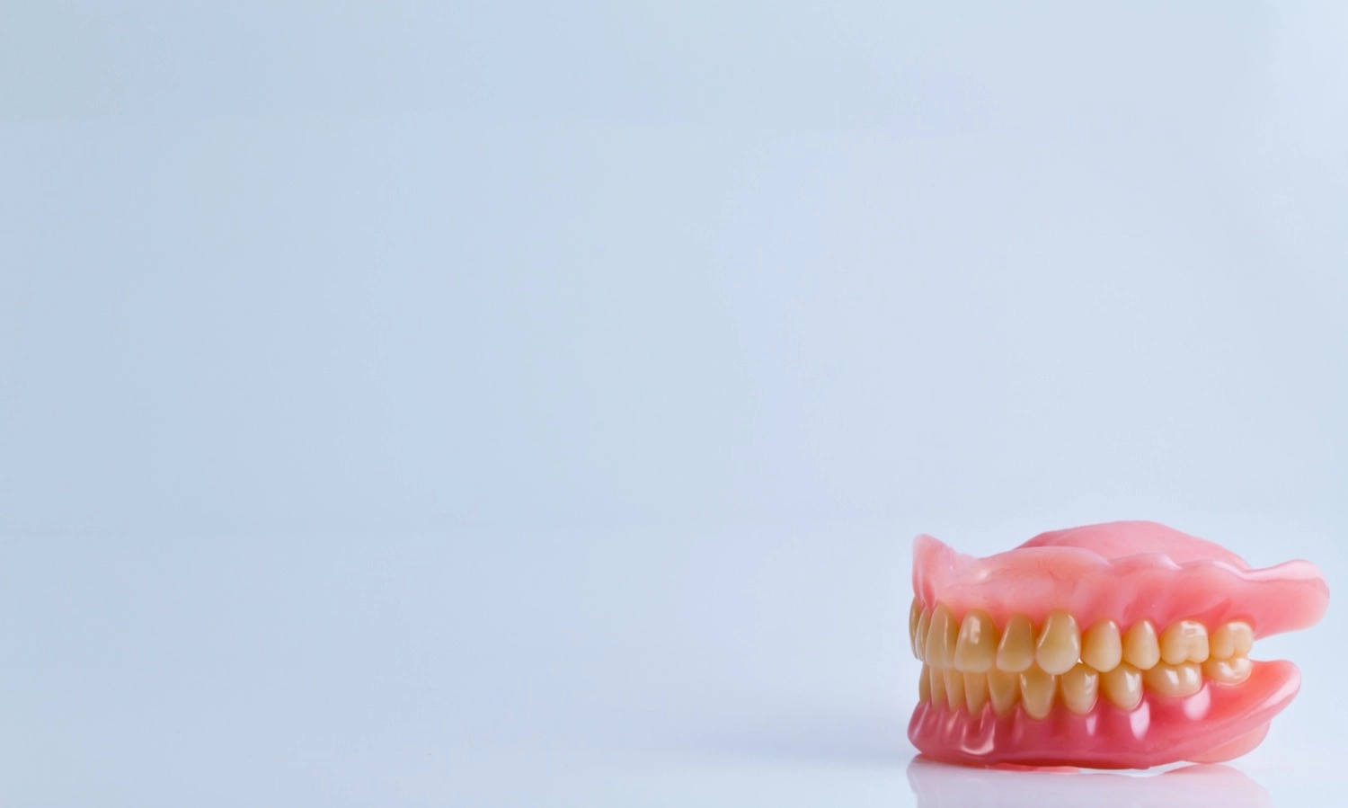 <p>Selisik Manfaat Estetik Dan Kesehatan Dari Gigi Palsu</p>