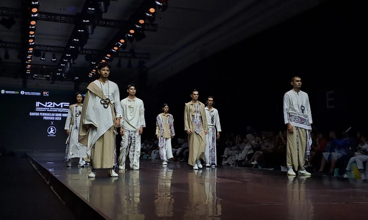 <p>Lamuri, Cara Ija Kroeng Ajak Pria Berkain Di IN2MF 2024</p>