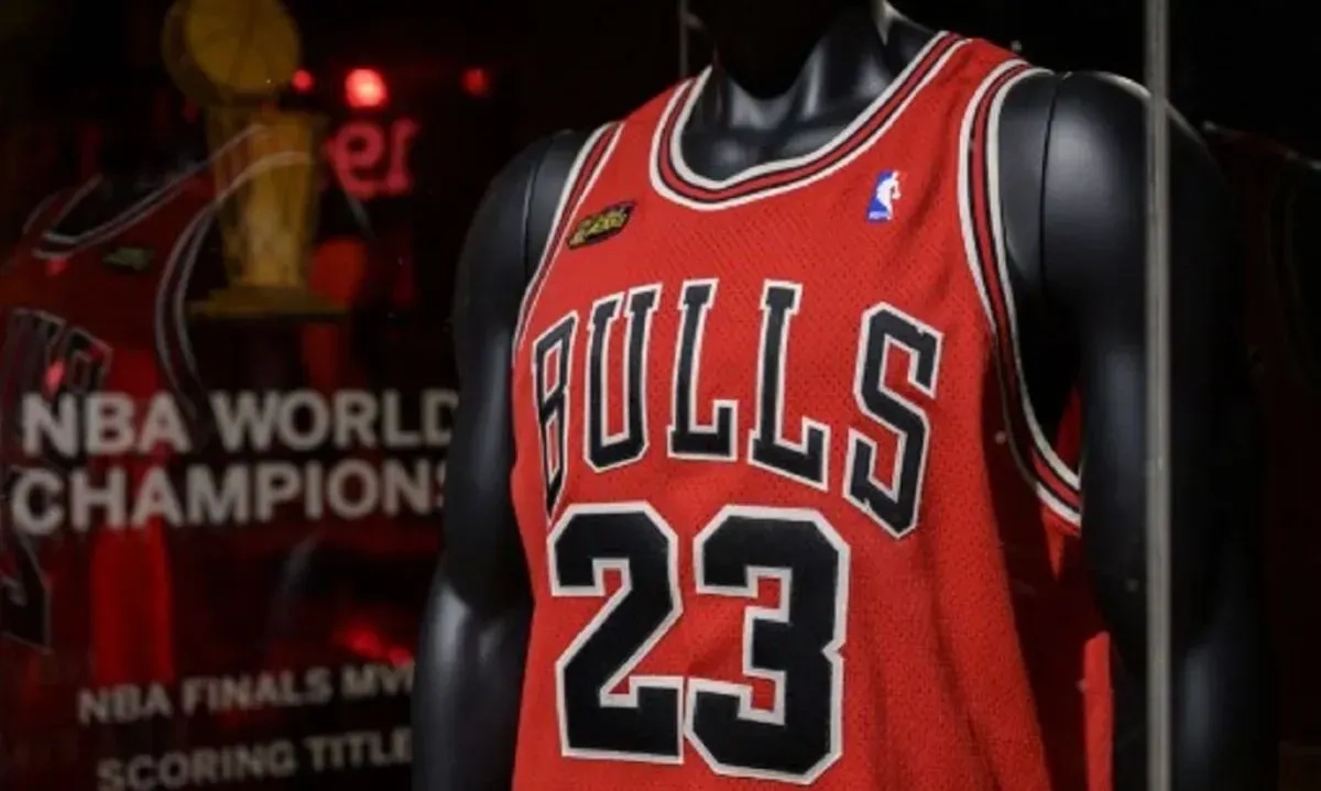 <p>Jersey Ikonik Michael Jordan Terjual Rp73 Miliar Dalam Lelang</p>