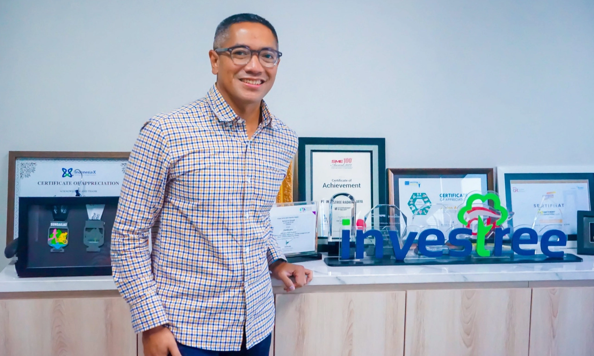 <p dir="ltr" id="isPasted">OJK Buru Eks CEO Investree Adrian Gunadi di Luar Negeri</p>