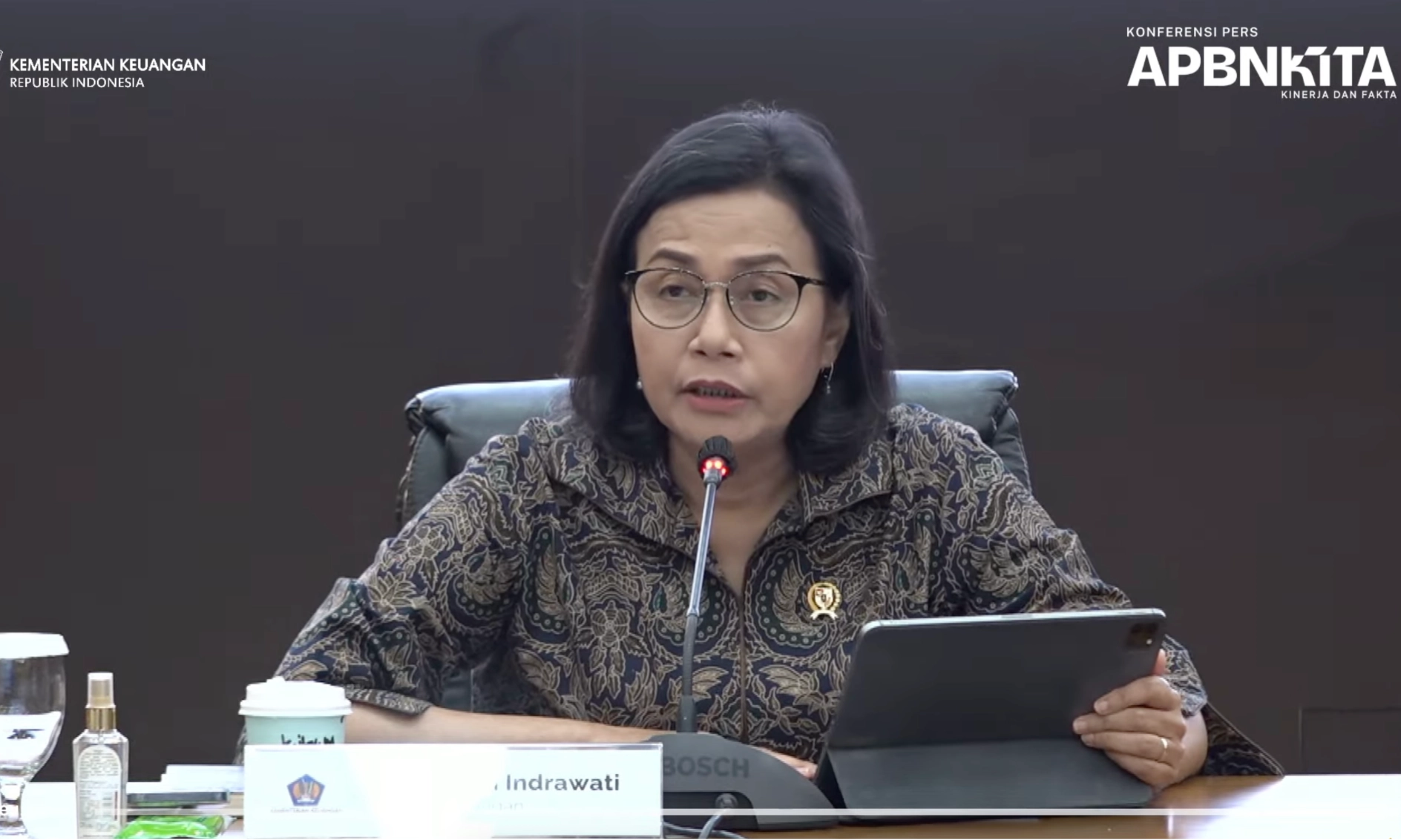 <p id="isPasted">Menkeu: Oktober 2024 APBN Defisit Rp309,2 T</p>