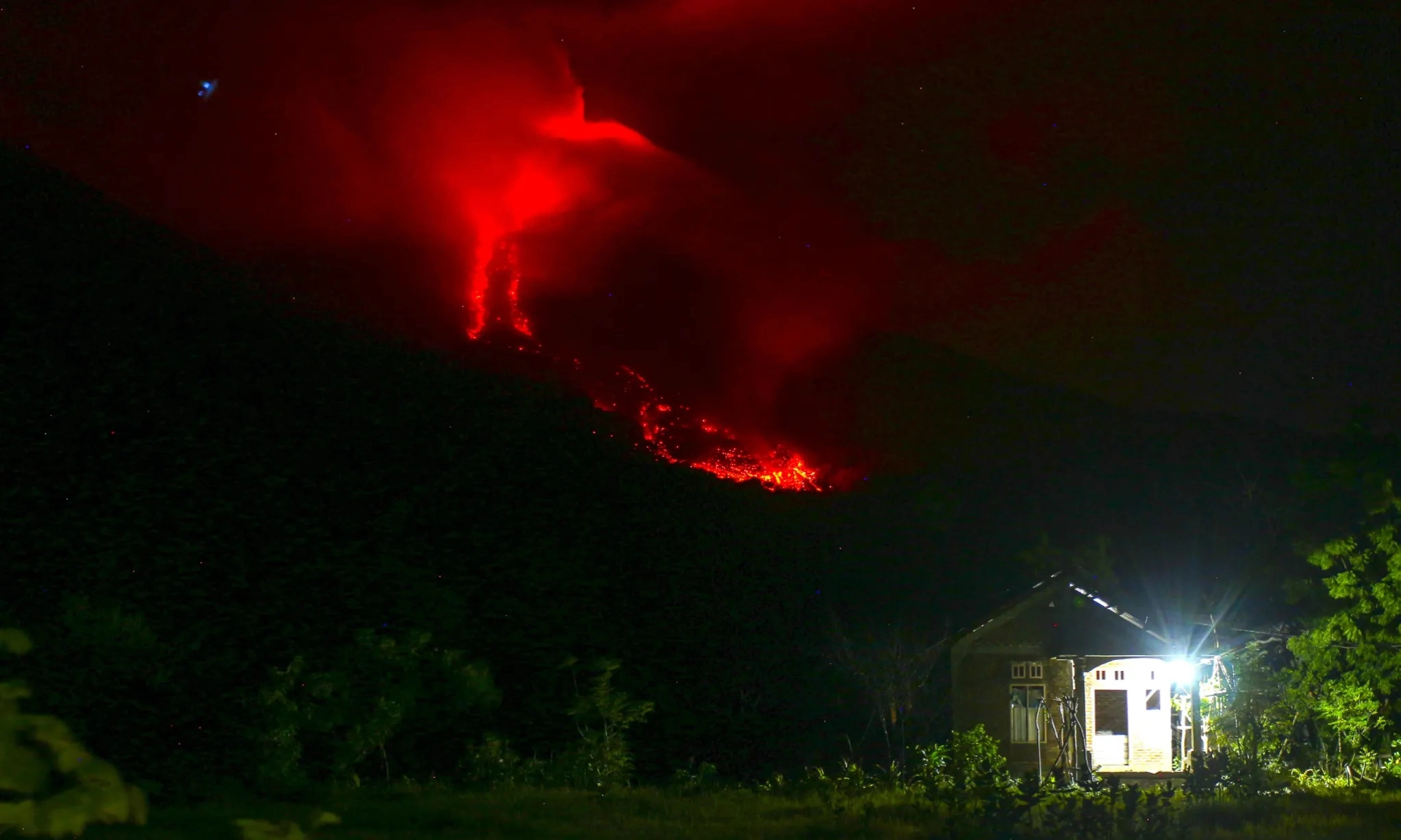 <p>Pemerintah Tambah Tempat Pengungsian Korban Gunung Lewotobi</p>