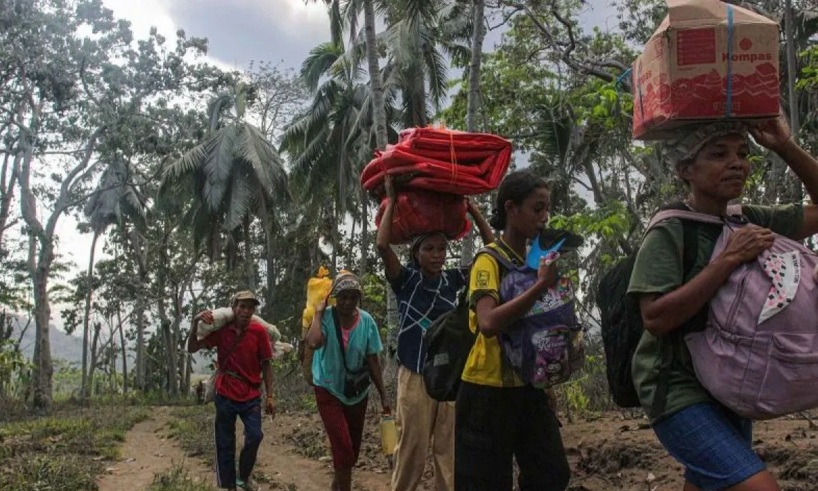 <p>BNPB Pindahkan Dua Lokasi Pengungsian Erupsi Lewotobi Di Sikka</p>