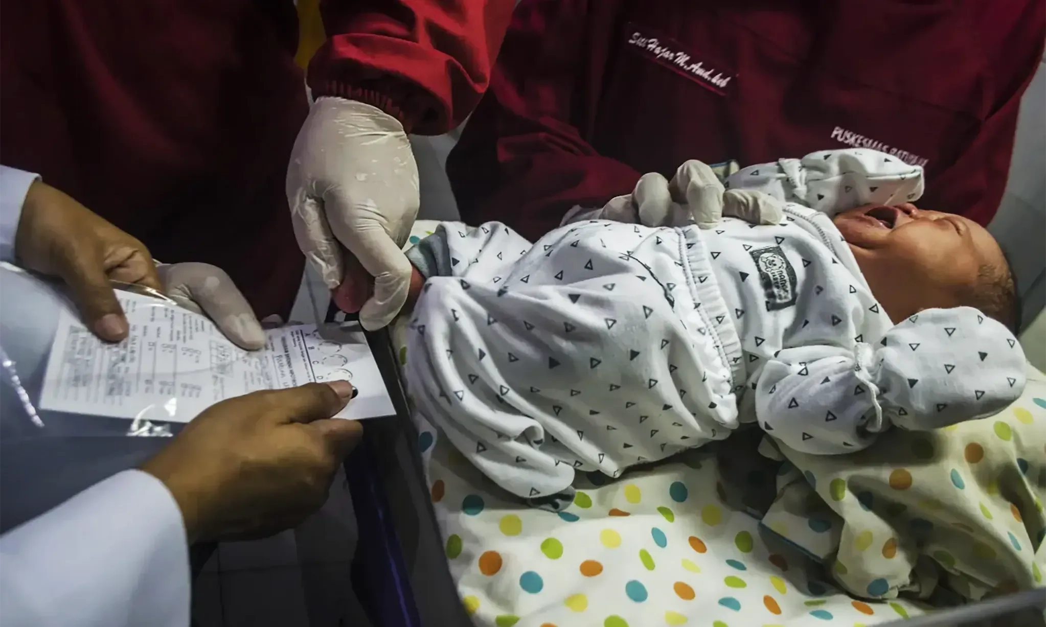 <p>Hati-Hati, Mencium Bayi Bisa Bikin Bayi Kena Infeksi</p>