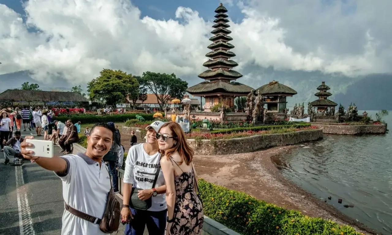 <p>BPS: Tak Ada Tanggal Merah, Wisnus Oktober Turun Jadi 81,43 Juta Kunjungan</p>