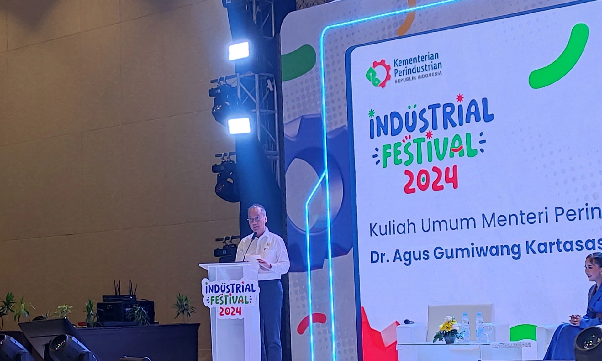 <p>UMP Naik 6,5%, Kemenperin Susun Insentif Untuk Dunia Usaha Dan Industri</p>