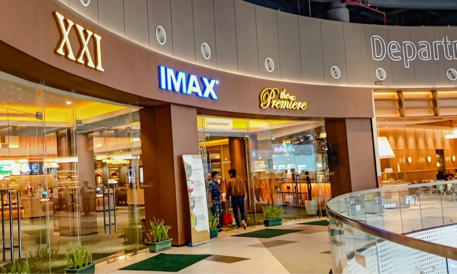 <p>Mengapa Bioskop Terletak Di Lantai Atas Mal?</p>