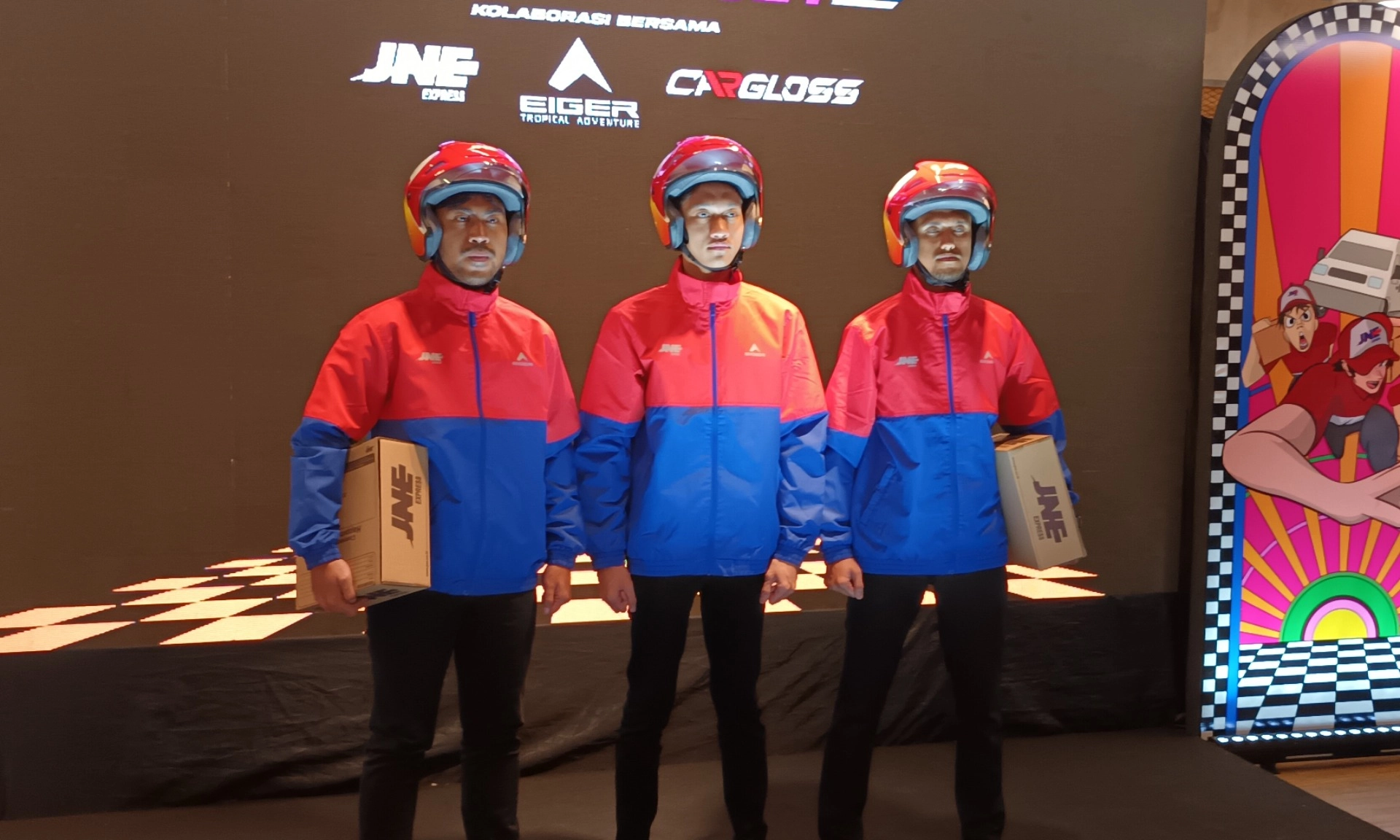 <p>JNE Gandeng Dua Merek <em>Apparel&nbsp;</em>Lokal Segarkan Armada Kurir</p>