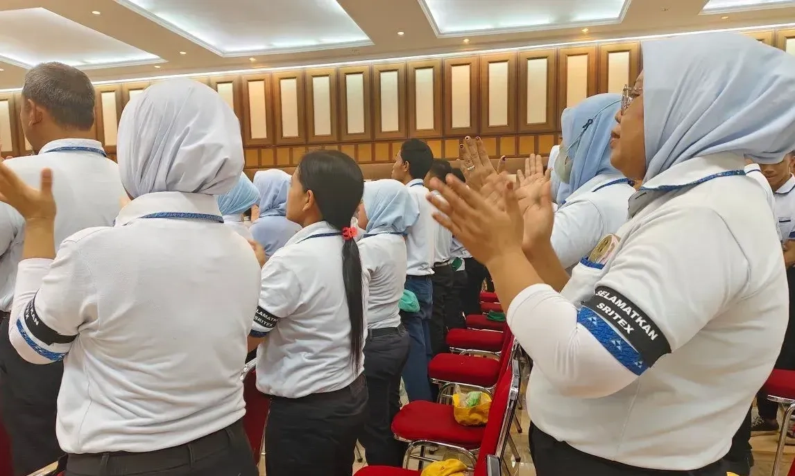 <p>Wamenaker Pastikan Negara Hadir Untuk Buruh Sritex</p>