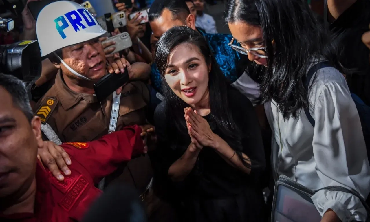 <p>Kuasa Hukum Harvey Pertanyakan Pertimbangan Hakim Sita Aset Sandra Dewi</p>