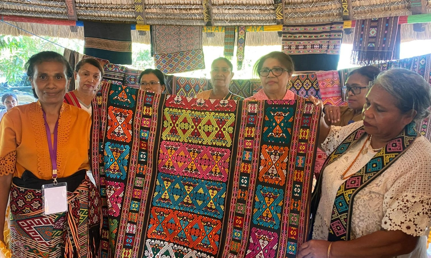 <p id="isPasted">Cinta Dan Daya Mama-Mama NTT Dalam Tenun Buna Insana</p>