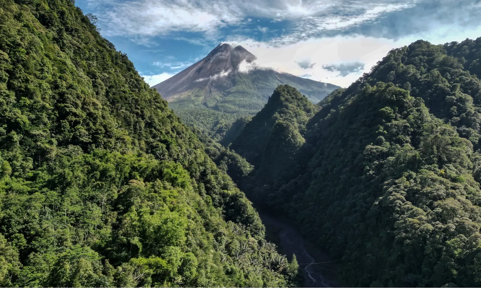 <p>7 Gunung Api Indonesia Berstatus Siaga</p>