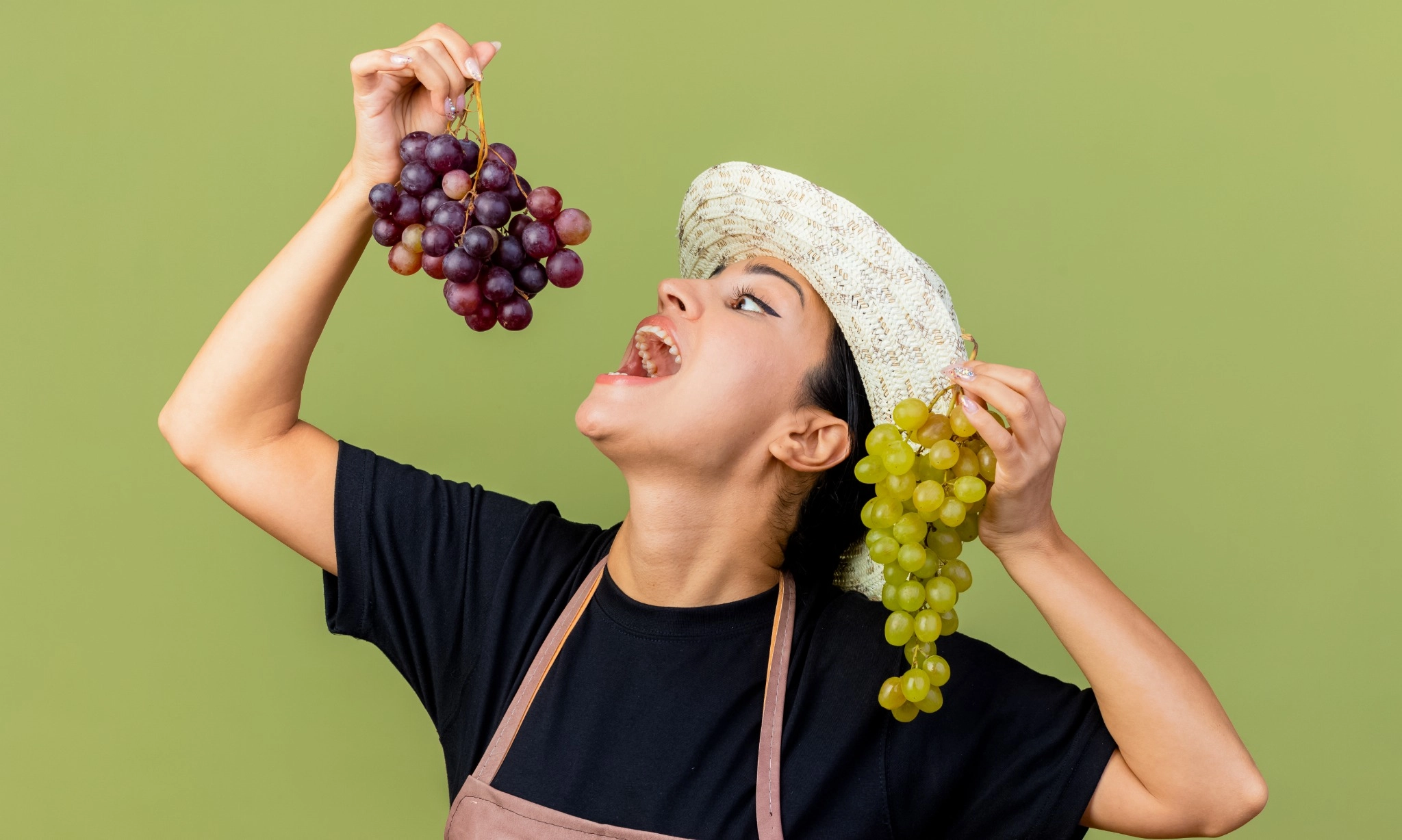 <p>Selisik Tradisi Unik Makan 12 Anggur Di Bawah Meja Saat Malam Tahun Baru</p>