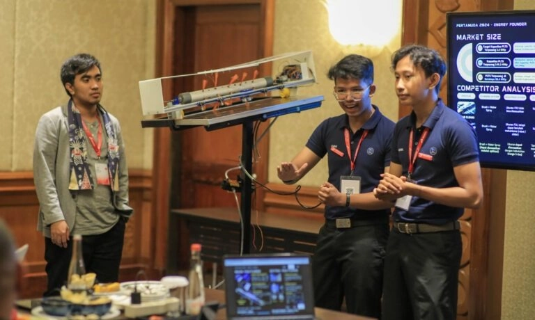 <p>Photovoltaic (PV)-Cloost, Alat Otomatis Pembersih Panel Surya</p>