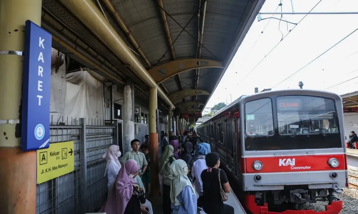 <p>Pengguna KRL Tolak Rencana Penutupan Stasiun Karet</p>