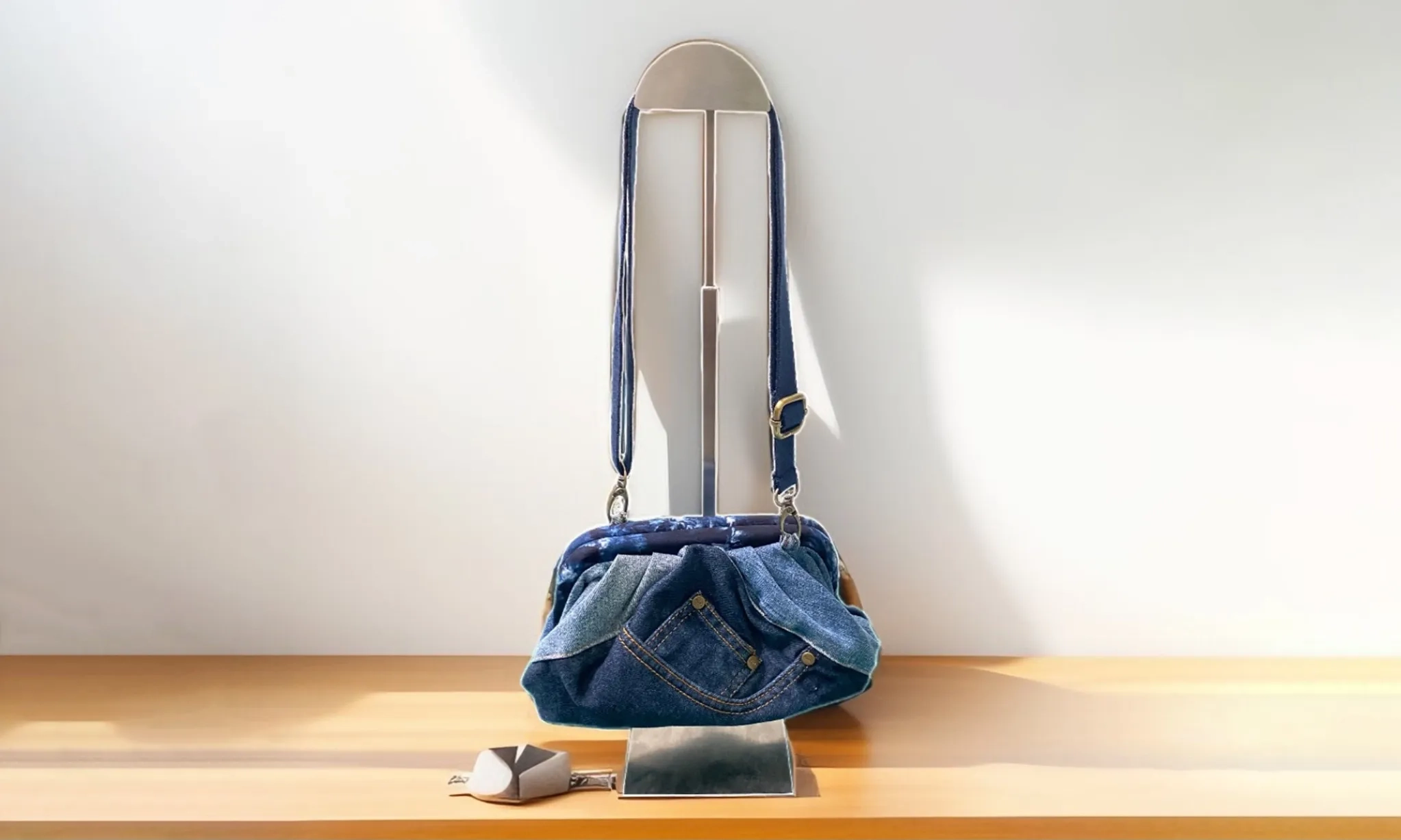 <p id="isPasted">D&rsquo;belel; Tas Jeans Bermotif Batik Ciprat Hasil <em>Upcycle</em></p>