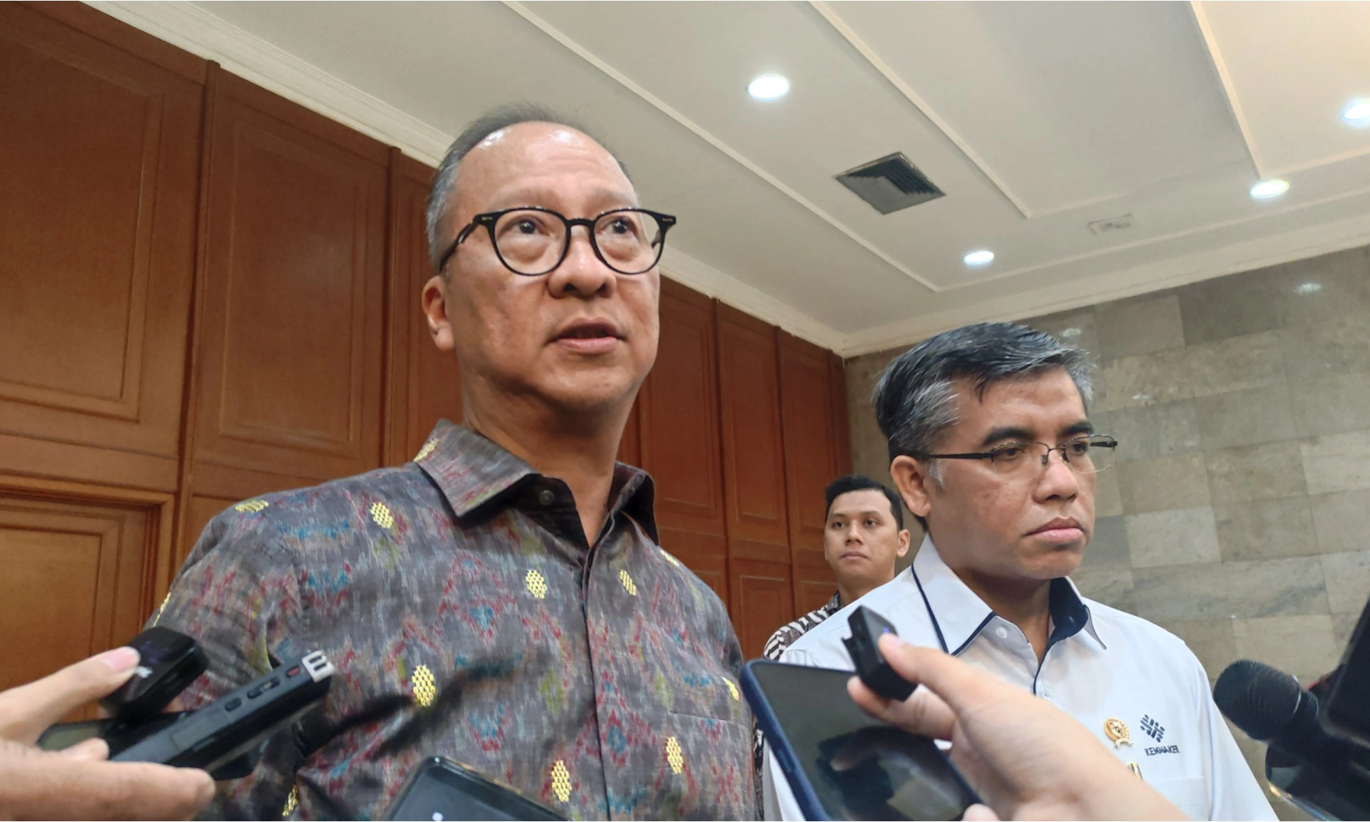<p>Menperin dan Menaker Bertemu, Bahas Penciptaan Lapangan Kerja Hingga Industri Rentan</p>