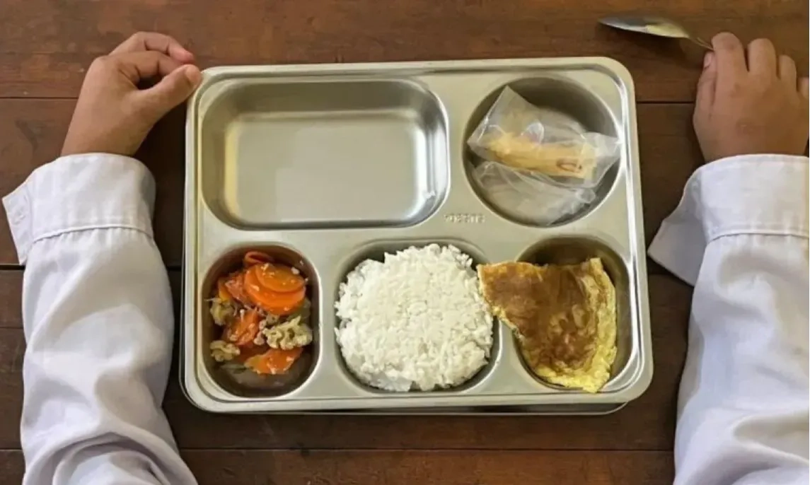 <p>Tiga Juta Anak Sekolah Ditarget Terima Makan Bergizi Gratis</p>